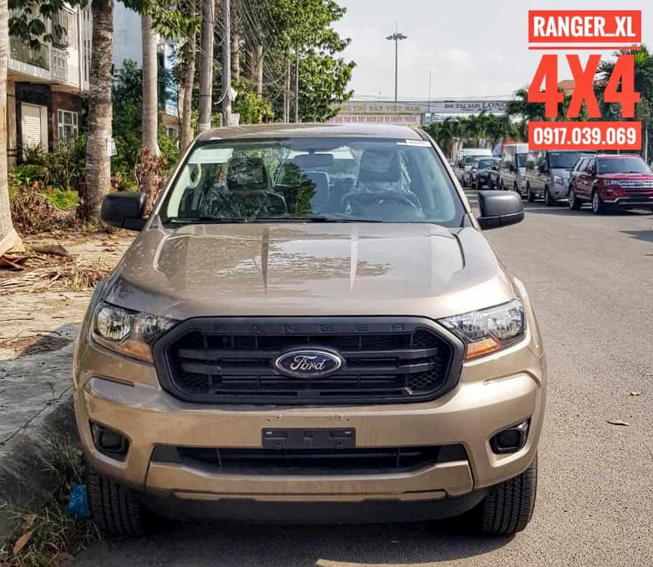 Bến Thành Ford! Giao xe Ford Ranger XL màu ghi vàng cho khách hàng. Ford Ranger XL 4x4 MT. Động cơ 2.2L, 2 cầu điện. Giá xe chỉ từ: 580 triệu.