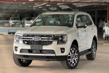 FORD EVEREST TITANIUM MÀU TRẮNG