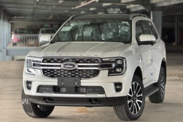 FORD EVEREST PLATINUM MÀU TRẮNG